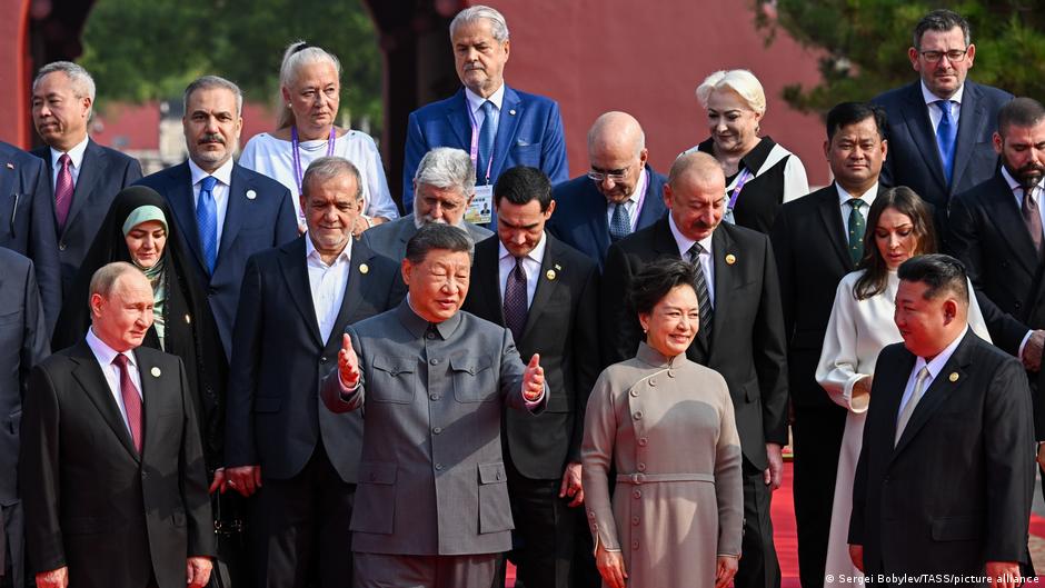 Xi inaugura desfile militar en Pekín en presencia de aliados – DW – 03/09/2025