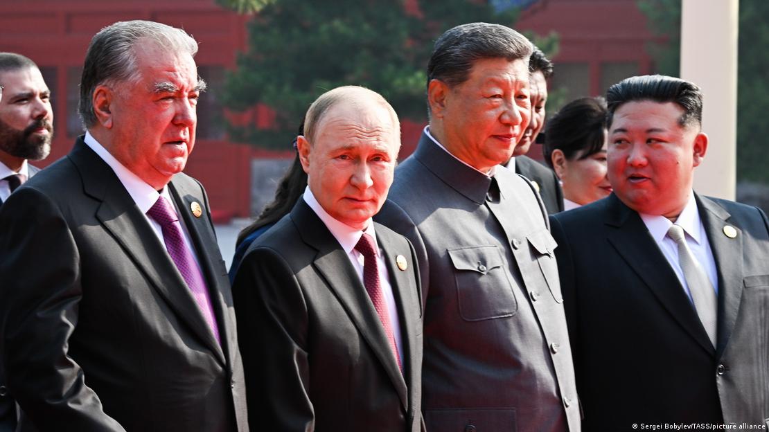 En la imagen, Xi Jinping junto a Putin, Kim Jong-un y el presidente de Tayikistán. En la imagen, Xi Jinping junto a Putin, Kim Jong-un y el presidente de Tayikistán.