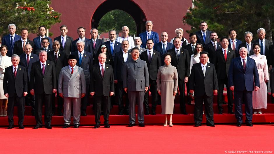 Šefovi država i vlada sa Sijem Đinpingom (u sredini) u Pekingu 3. septembra