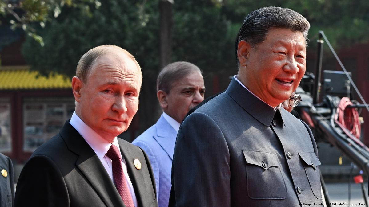 普京和习近平共同参加阅兵式