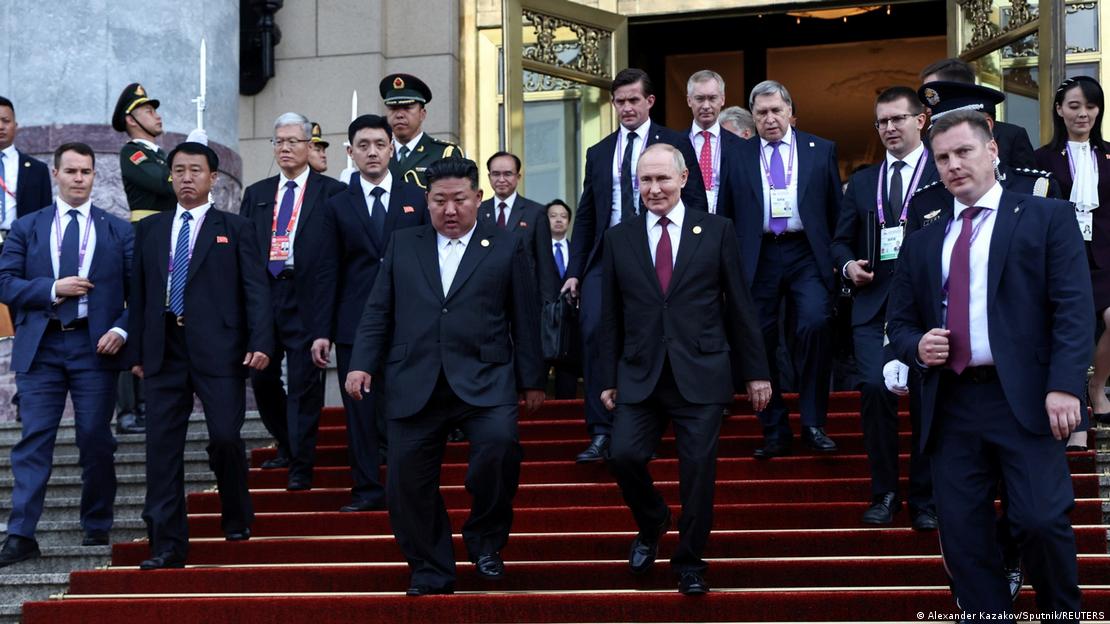 El líder norcoreano, Kim Jong-un (centro, izqda.), baja una escalinata junto al presidente de Rusia, Vladimir Putin, en Pekín. (3.09.2025).