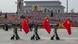 Soldados com bandeiras da China desfilam em parada militar na Praça da Paz Celestial Soldados com bandeiras da China desfilam em parada militar na Praça da Paz Celestial