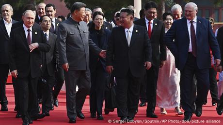 Der russische Präsident Wladimir Putin und Nordkoreas Machthaber Kim Jong Un verfolgten Chinas große Militärparade als Ehrengäste.