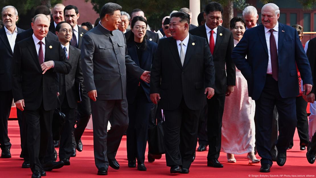 Líderes de varios países, entre ellos Xi Jinping y Kim Jong-un, caminan sobre una alfrombra roja.