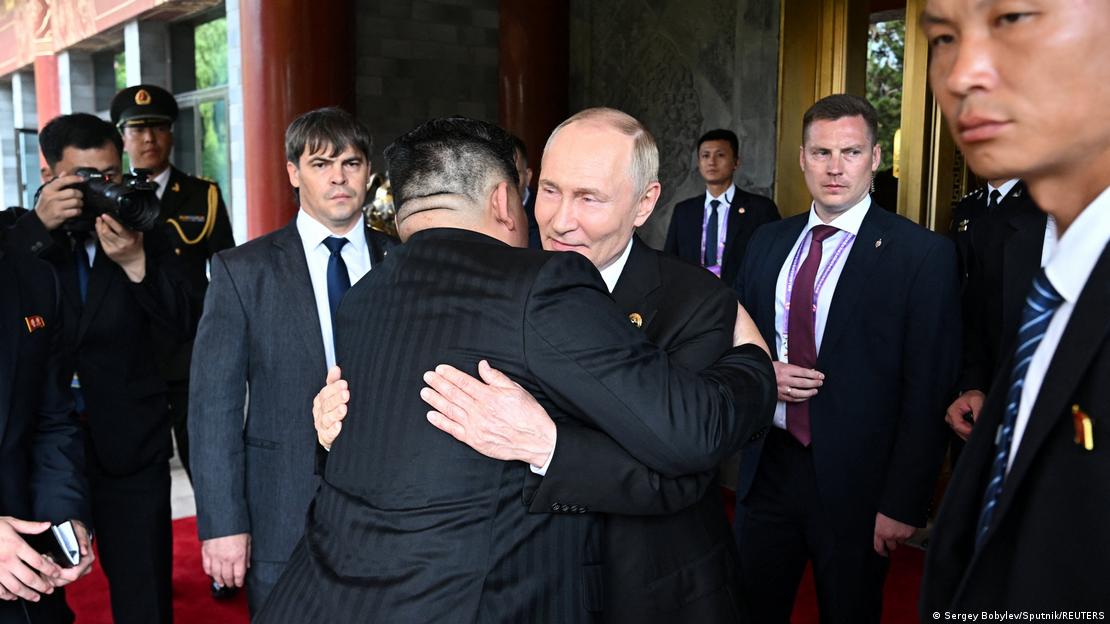 Kim y Putin se abrazan en Pekín, durante las celebraciones de China del final de la Segunda Guerra Mundial en Asia. (3.09.2025).