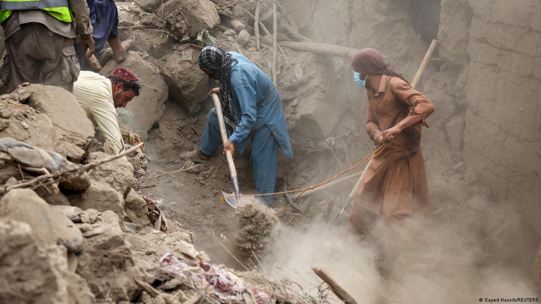 Varios hombres intentan excavar entre los escombros dejados por el terremoto, en Mazar Dara, provincia afgana de Kunar. Varios hombres intentan excavar entre los escombros dejados por el terremoto, en Mazar Dara, provincia afgana de Kunar.