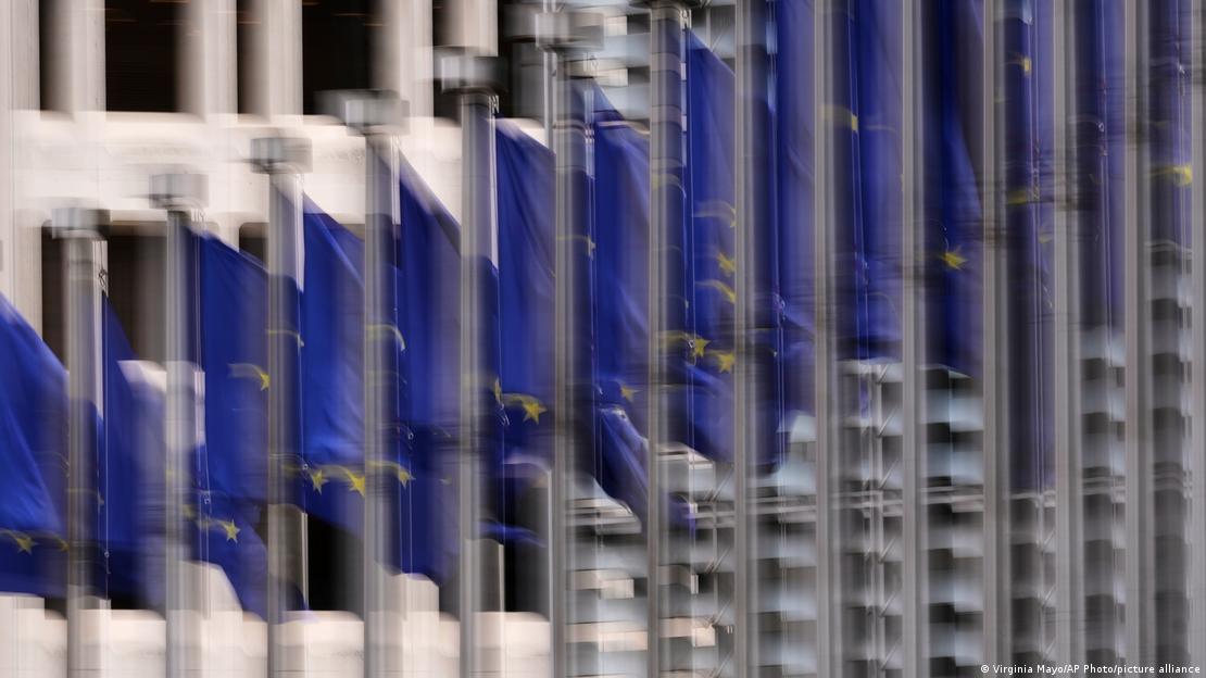 EU-Flaggen vor dem EU-Hauptquartier: von links nach rechts und von hinten nach vorne immer undeutlicher zu sehen