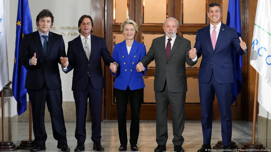 Ursula von der Leyen, ao centro, de mãos dadas com líderes de países do Mercosul