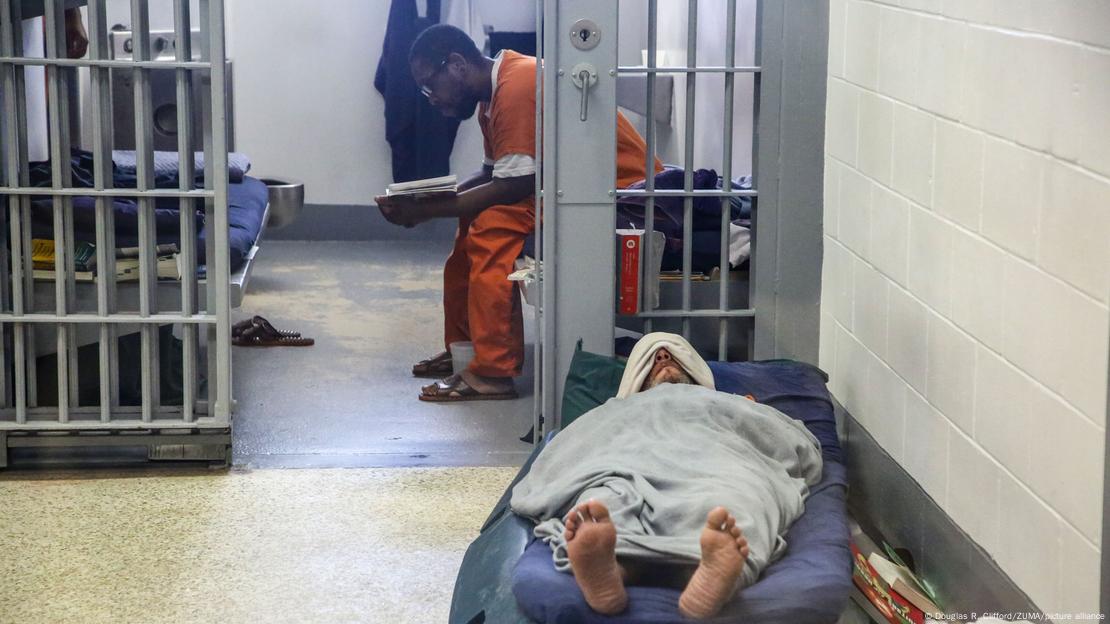 Florida, ABD : Pinellas County Hapishanesi'nde aşırı kalabalık ve bu durumdan dolayi bir mahkum, Clearwater'daki Hapishanesi'nin Güney bölümü'ndeki ortak alan zemininde, bir yatak ya da “tekne” üzerinde uyuyor. 