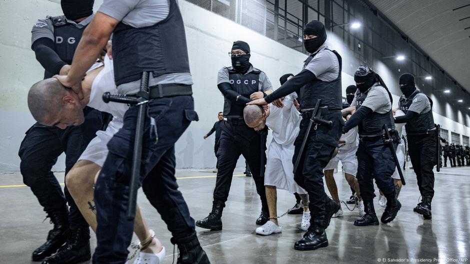 El Salvador: Demonstrativno uvođenje u zatvor pripadnika kartela Tren de Aragua