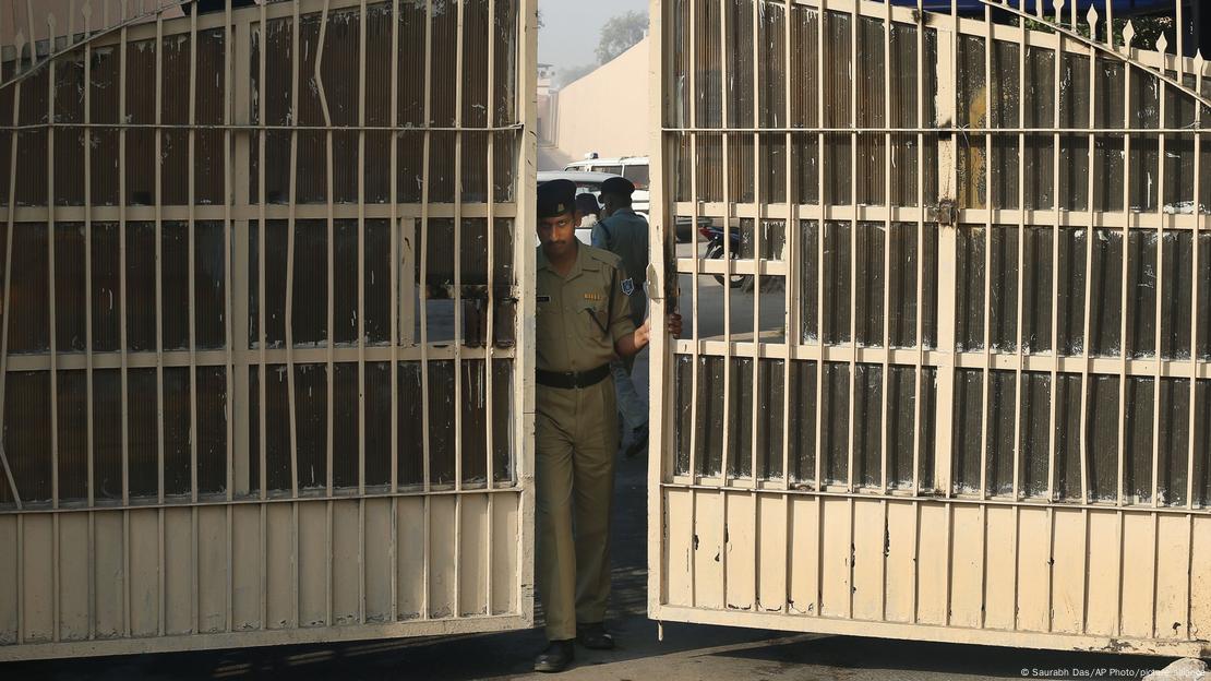 Bir Hintli polis memuru, Hindistan'ın Yeni Delhi kentinde, Güney Asya'nın en büyük hapishane kompleksi olan Tihar Hapishanesi'nin kapılarından birini kapatmaya hazırlanıyor.