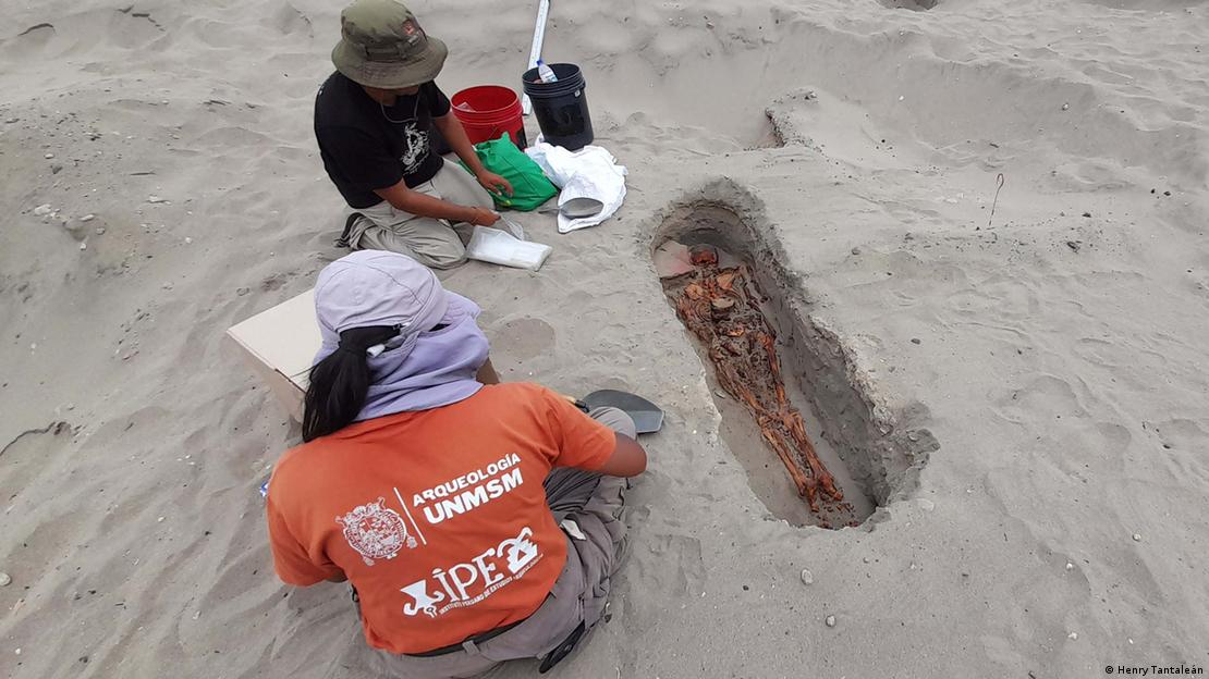 Arqueólogos hallan el cuerpo de una persona en el sitio arqueológico de Puémape.