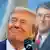 El presidente de Estados Unidos, Donald Trump, sonríe ante las cámaras. De fondo se ve una imagen de Ronald Reagan.