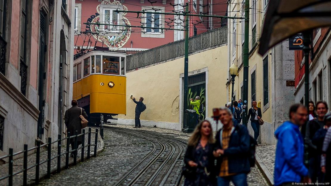 Um bondinho amarelo descendo uma ladeira inclinada Um bondinho amarelo descendo uma ladeira inclinada