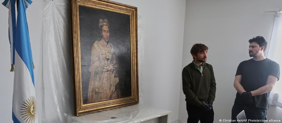 A pintura "Retrato de uma Dama" em setembro de 2025, após ser apreendida por autoridades argentinas em Mar del Plata