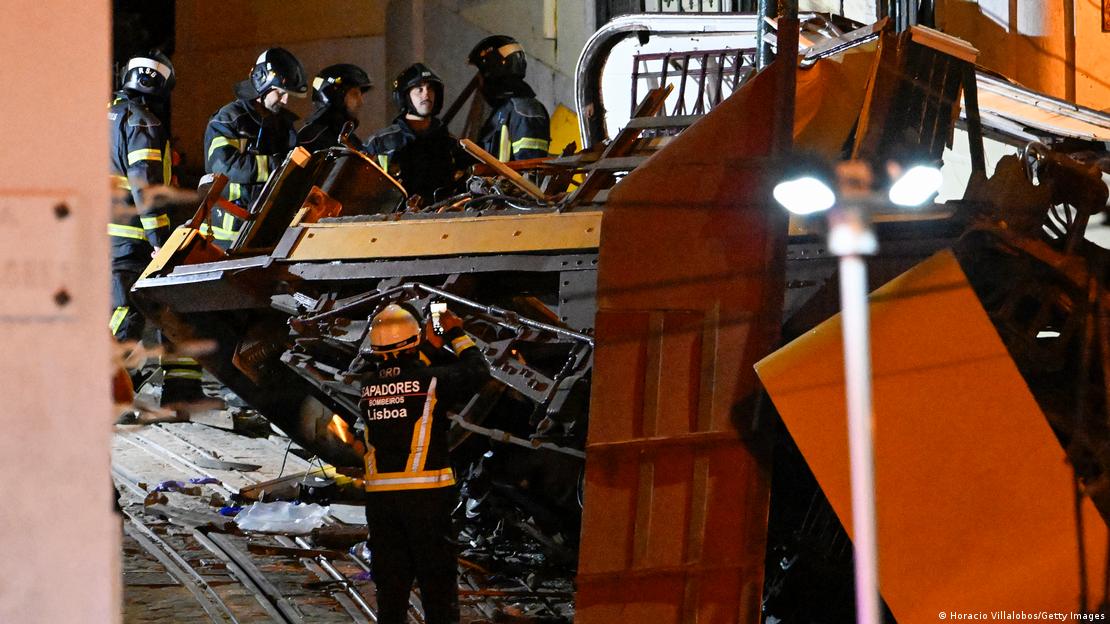 Portugal Lissabon 2025 | Rettungskräfte begutachten den zerstörten Waggon, der in einer Kurve neben den Gleisen auf der Straße liegt (03.09.2025) Portugal Lissabon 2025 | Rettungskräfte begutachten den zerstörten Waggon, der in einer Kurve neben den Gleisen auf der Straße liegt (03.09.2025)