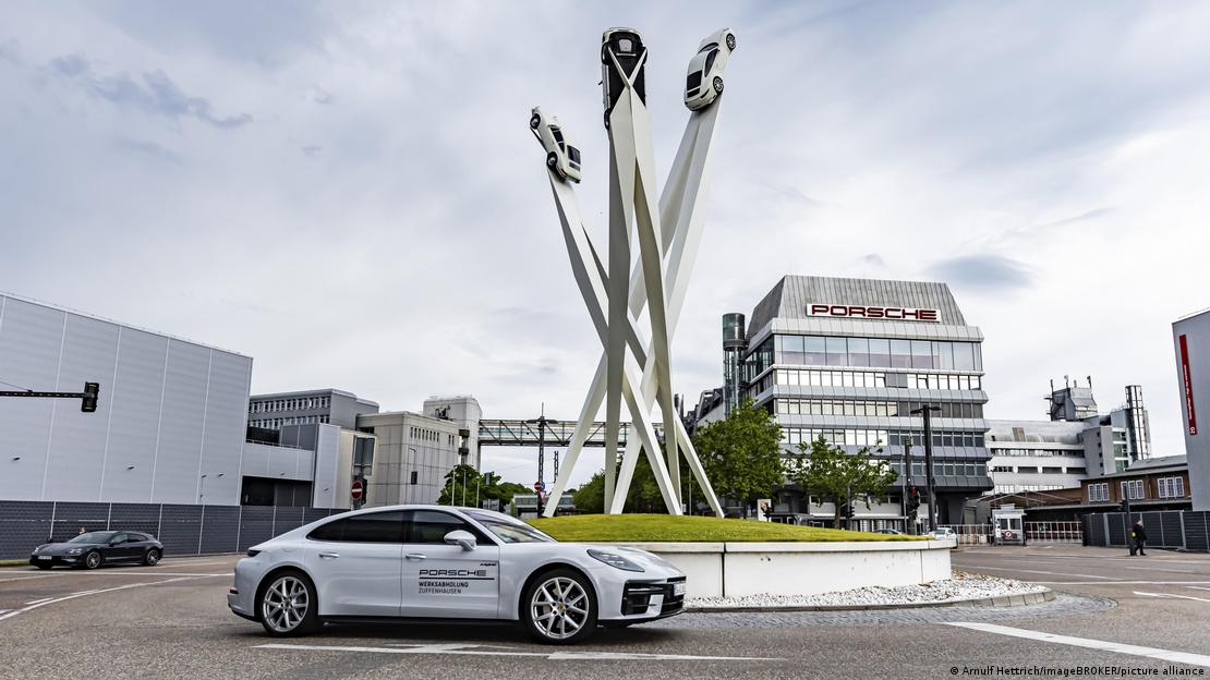 Deutschland Stuttgart | Ein Porsche fährt auf einem Kreisel auf dem Porscheplatz in Zuffenhausen vor der Porsche Hauptverwaltung (21.05.2025) Deutschland Stuttgart | Ein Porsche fährt auf einem Kreisel auf dem Porscheplatz in Zuffenhausen vor der Porsche Hauptverwaltung (21.05.2025)