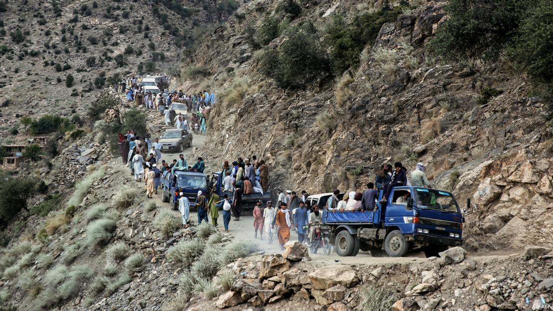 Una caravana en un camino de montaña en Afganistán, luego del terremoto. Una caravana en un camino de montaña en Afganistán, luego del terremoto.