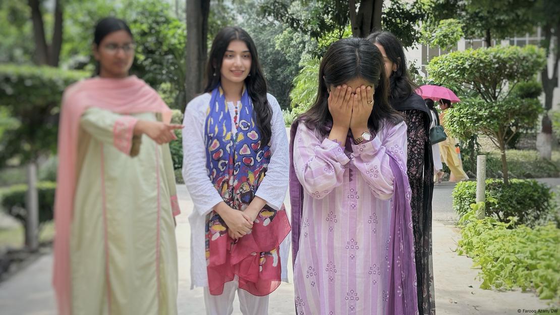 لاہور کے ایک میڈیکل کالج میں چند طالبات اپنی ایک ساتھی طالبہ کو بُلی کرتے ہوئے لاہور کے ایک میڈیکل کالج میں چند طالبات اپنی ایک ساتھی طالبہ کو بُلی کرتے ہوئے