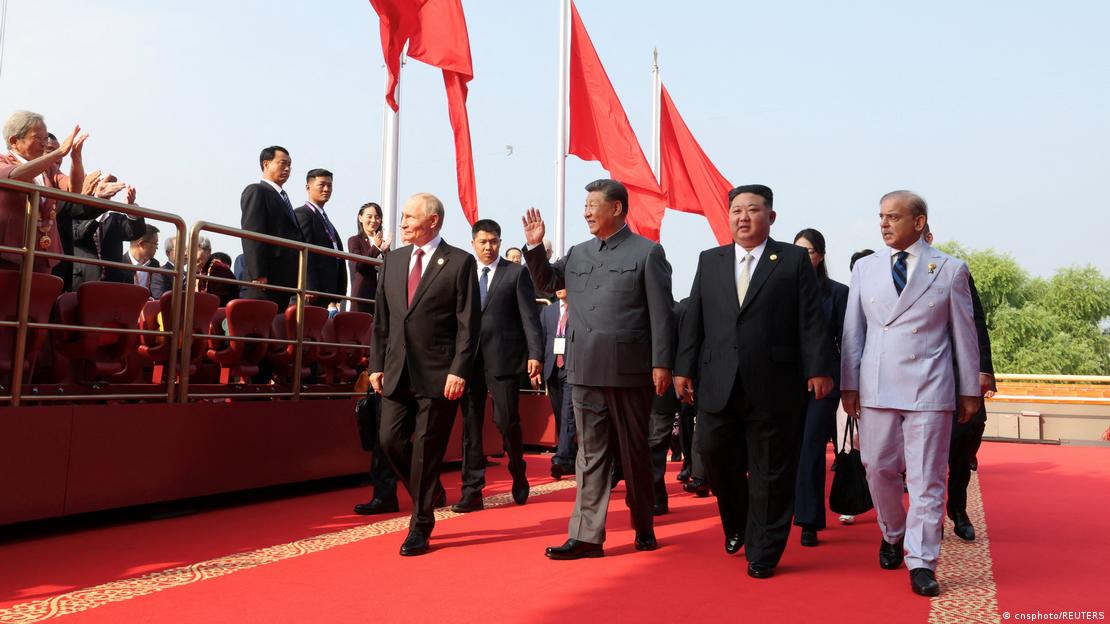 Putin, Xi, Kim e o premiê paquistanês Shehbaz Sharif andam em tapete vermelho