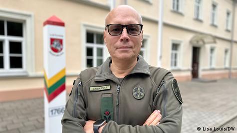 O general Rustamas Liubajevas, do exército da Lituânia e da Otan, aparece com uniforme militar, óculos escuros e braços cruzados, olhando para a câmera.