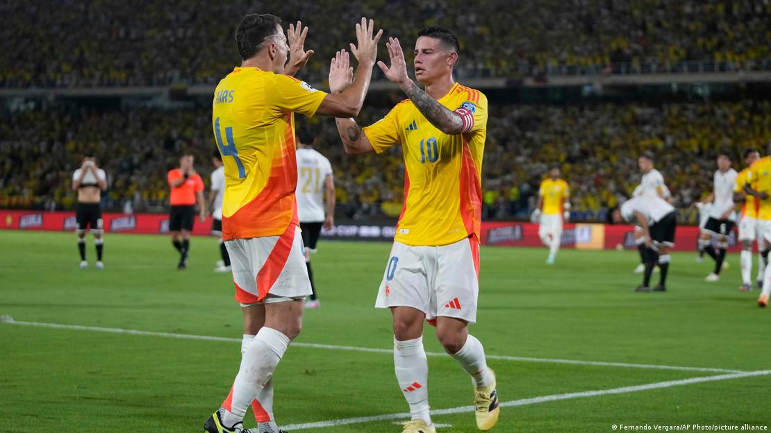 El colombiano James Rodríguez (10) es felicitado por su compañero Santiago Arias tras marcar el primer gol contra Bolivia en el partido de dio la clasificación a Colombia para la Copa Mundial 2026 en el estadio Metropolitano de Barranquilla.