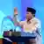 Prabowo berpidato dengan mengangkat tangan kanan