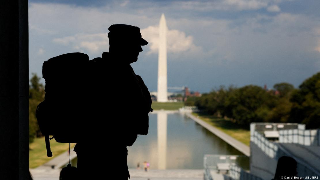 Силуета на војник на Националната гарда со споменикот Вашингтон во заднина во истоимениот главен град на САД