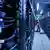 Un técnico revisa módulos de la supercomputadora "Júpiter", instalada cerca de Aquisgrán.