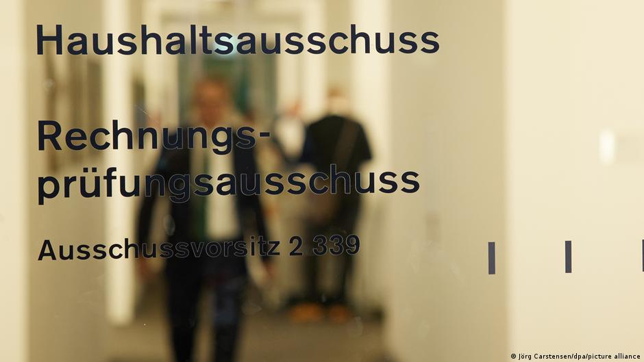 Odbor za budžet Bundestaga (Haushaltsausschuss) zasedao je 15 sati iza ovih vrata, ministri su lično odgovarali na pitanja članova Odbora o budžetima svojih resora