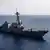 Rotes Meer | USS Gravely (DDG 107) Alt-Text: Die USS Gravely in leichter Fahrt auf hoher See, im Hintergrund ein weiteres Kriegsschiff