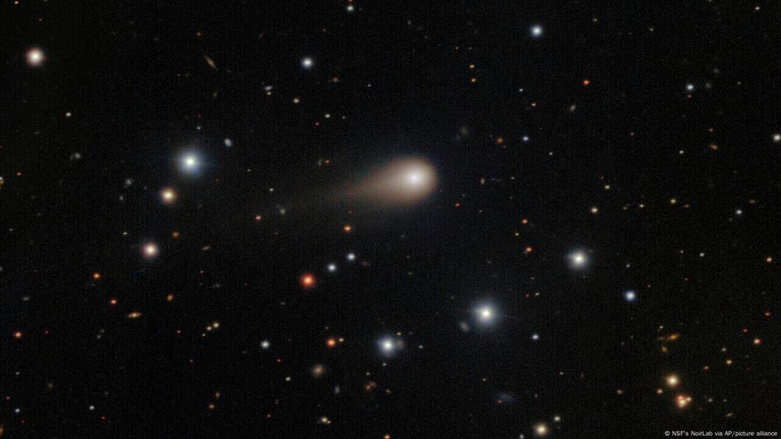 El cometa interestelar 3I/ATLAS cruzó el campo estelar sobre el Observatorio Internacional Gemini en Cerro Pachón, Chile, en una imagen compuesta captada el 4 de septiembre de 2025.