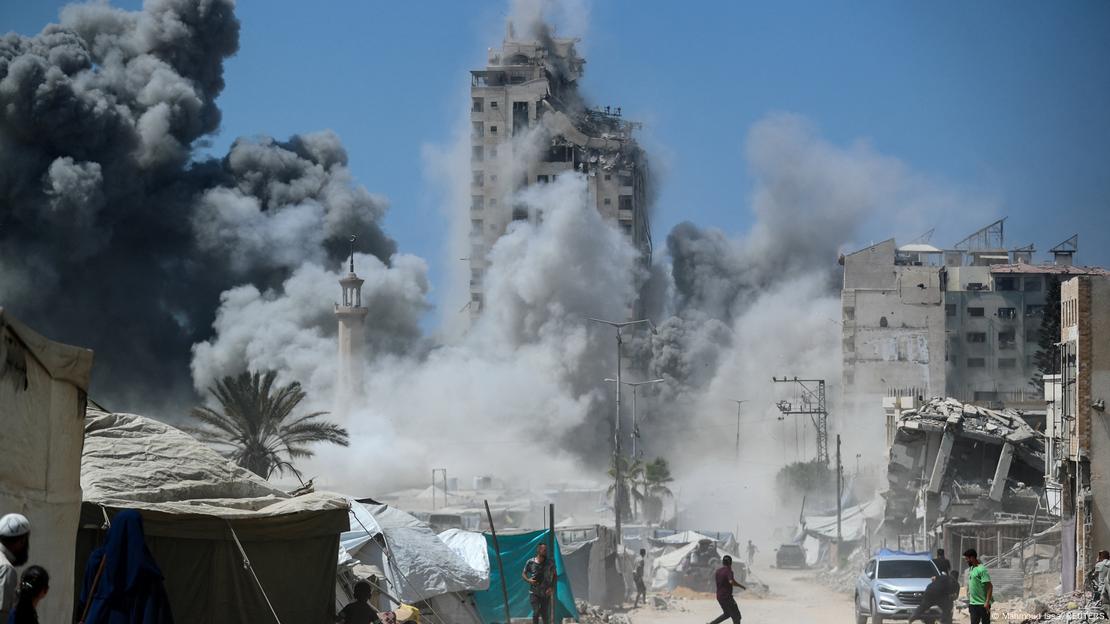 La torre de viviendas, que quedaría totalmente derruida poco después, envuelta en humo después de un ataque aéreo israelí. La torre de viviendas, que quedaría totalmente derruida poco después, envuelta en humo después de un ataque aéreo israelí.