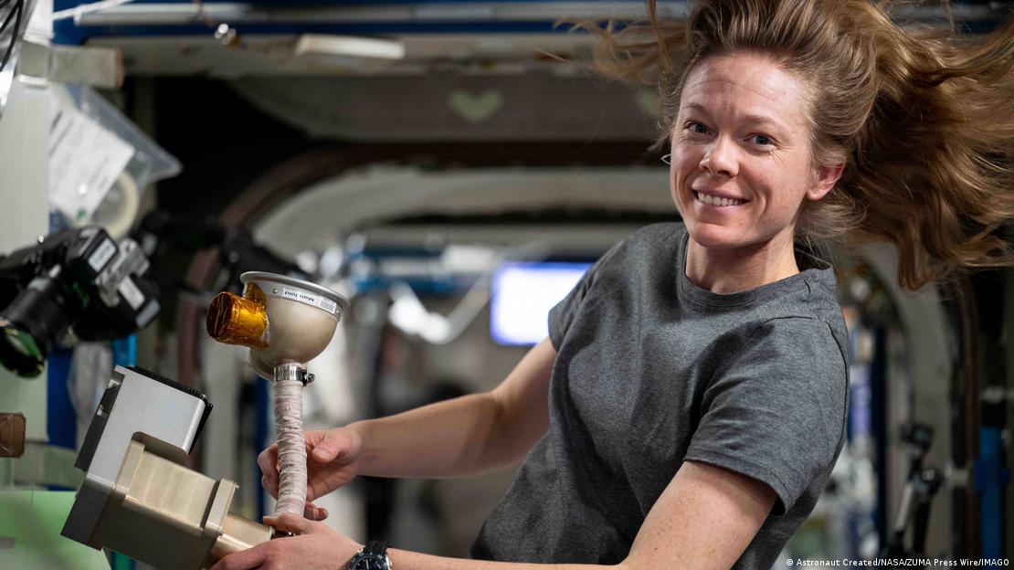 La astronauta de la NASA Nichole Ayers mantiene los sistemas de soporte vital en la Estación Espacial Internacional.