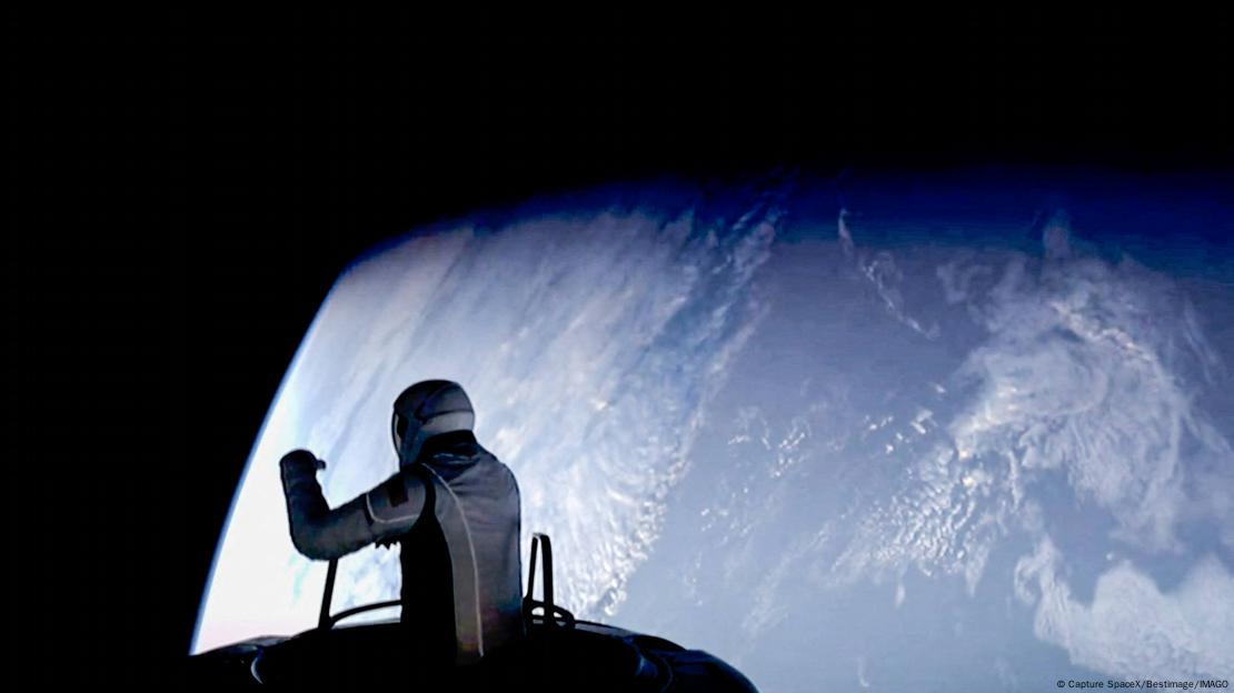 Persona con traje espacial en la primera caminata espacial privada en la historia de SpaceX. Persona con traje espacial en la primera caminata espacial privada en la historia de SpaceX.