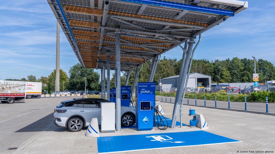 Prasa o branży samochodowej. „Sama nie dokona transformacji”