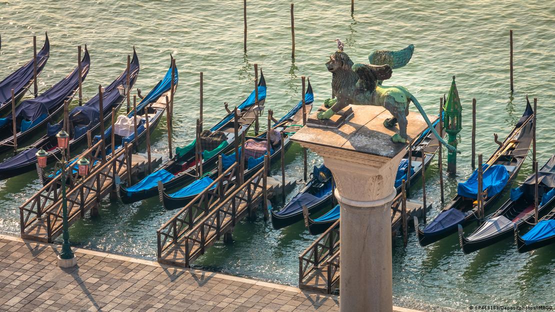 Estructura del león alado, frente a un canal de Venecia.