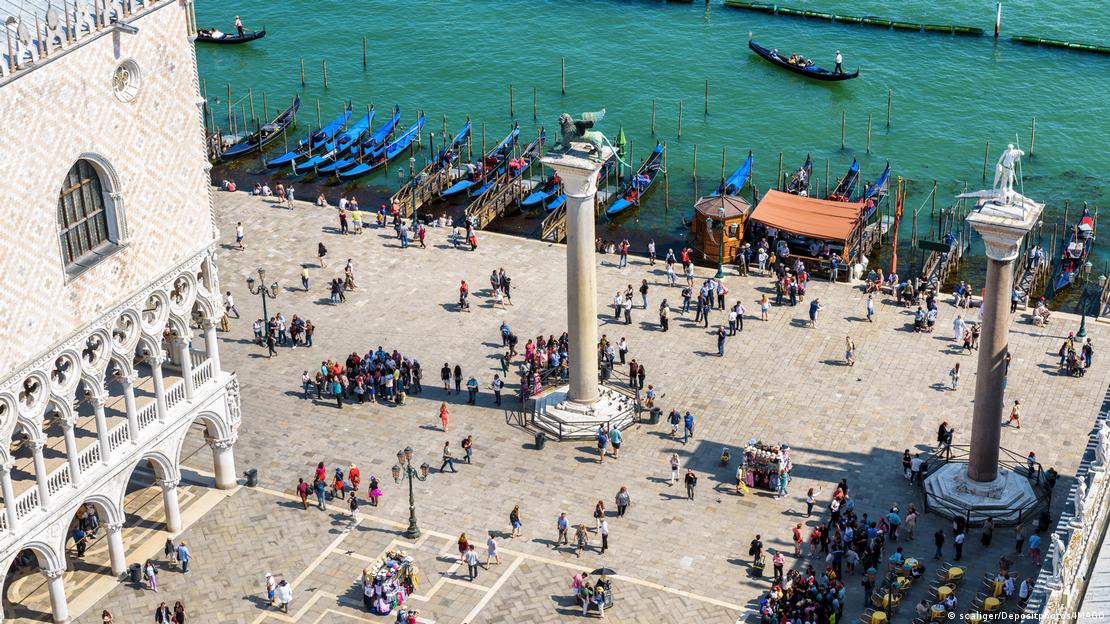 Plaza de San Marcos y columna con el León alado de Venecia.