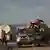 Un grupo de palestinos huye con sus pertenencias cargadas en vehículos, carros y a pie por la calle Al-Rashid el pasado martes 2 de septiembre tras las amenazas militares israelíes de ocupar la Ciudad de Gaza.