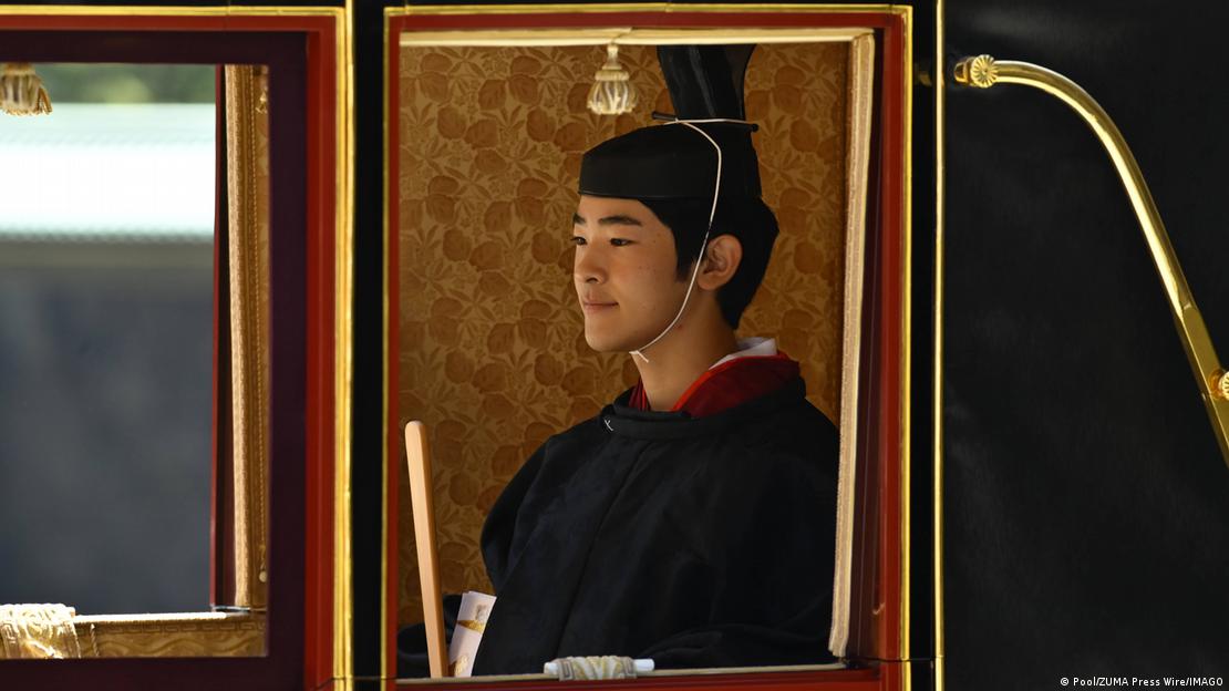 Vestido de chaqué, el príncipe Hisahito viajó en un carruaje de caballos, hasta el palacio imperial. Vestido de chaqué, el príncipe Hisahito viajó en un carruaje de caballos, hasta el palacio imperial.