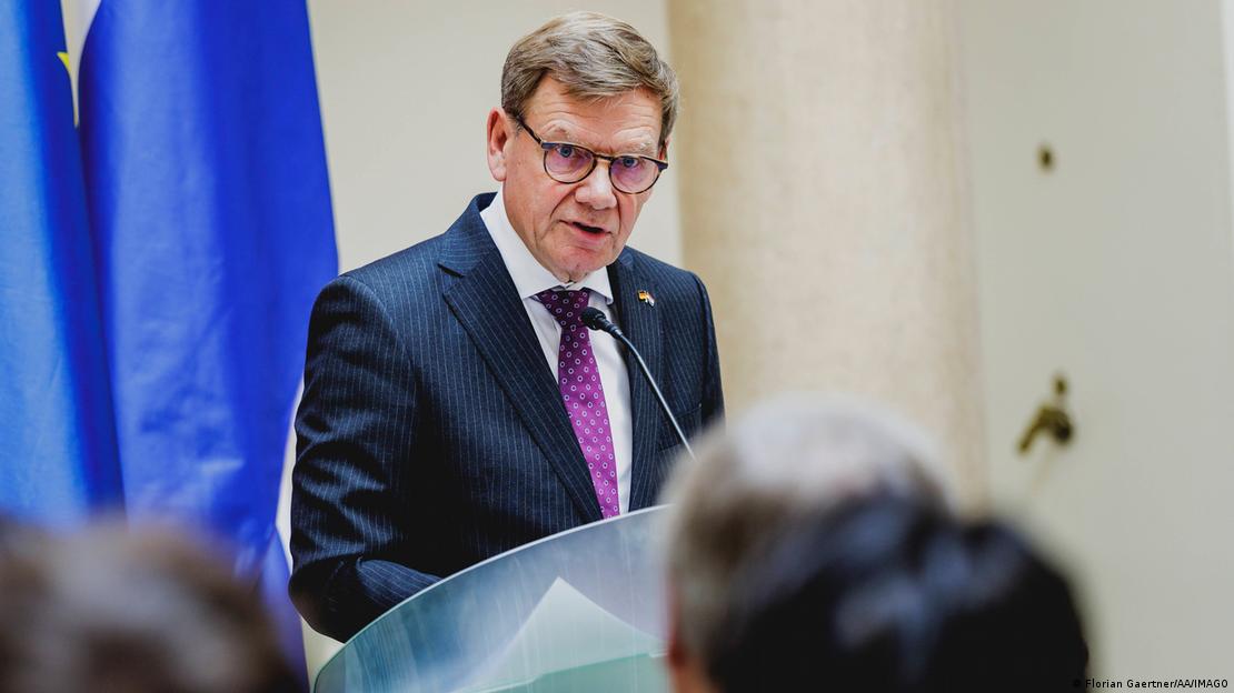 Almanya Dışişleri Bakanı Johann Wadephul, bir konferansta konuşma yaparken. 