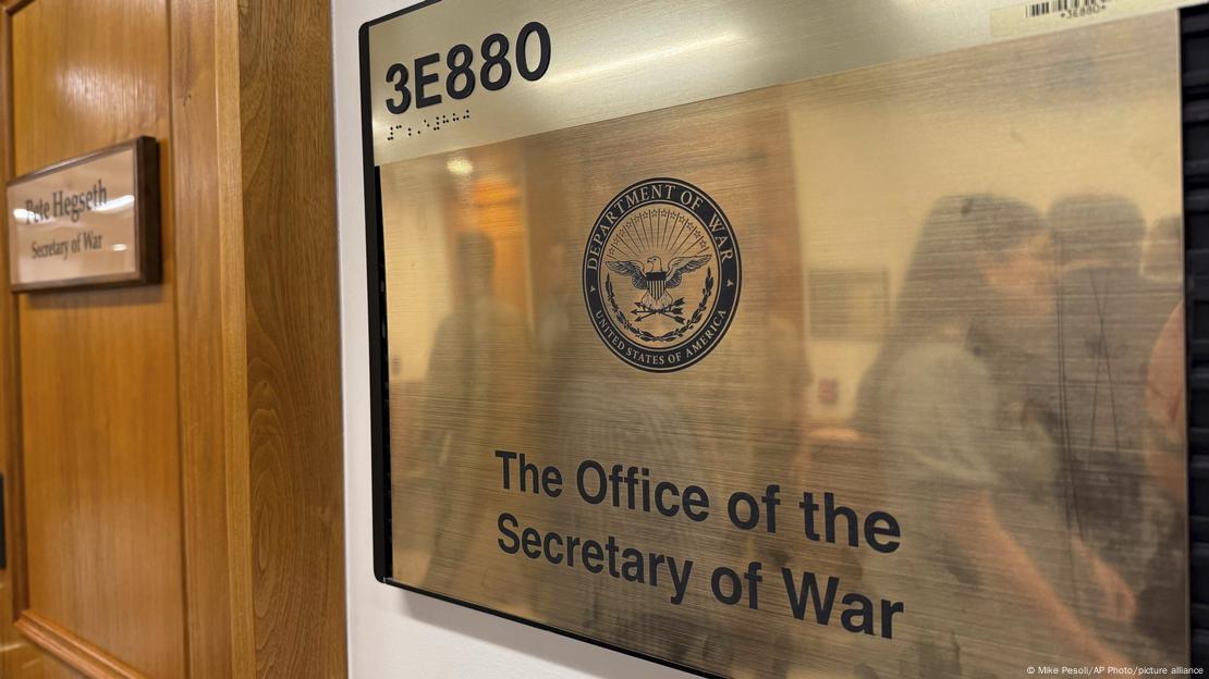Un nuevo cartel cuelga en el Pentágono, después de que el presidente Donald Trump firmara una orden ejecutiva que ,cambia el nombre del Departamento de Defensa por Departamento de Guerra en Washington, el viernes 5 de septiembre de 2025. Un nuevo cartel cuelga en el Pentágono, después de que el presidente Donald Trump firmara una orden ejecutiva que ,cambia el nombre del Departamento de Defensa por Departamento de Guerra en Washington, el viernes 5 de septiembre de 2025.