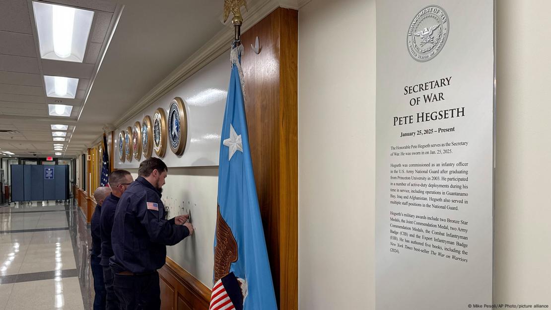 Washington D.C. 2025 | Trabajadores retiran letras de carteles en el Pentágono, después de que el presidente Donald Trump firmara una orden ejecutiva que a nombrar al Departamento de Defensa como Departamento de Guerra, en Washington, el viernes 5 de septiembre de 2025. Washington D.C. 2025 | Trabajadores retiran letras de carteles en el Pentágono, después de que el presidente Donald Trump firmara una orden ejecutiva que a nombrar al Departamento de Defensa como Departamento de Guerra, en Washington, el viernes 5 de septiembre de 2025.