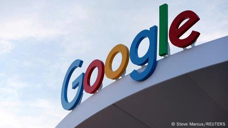 Google-Logo auf der CES 2024