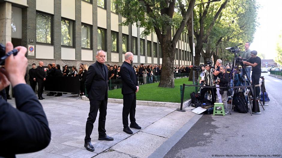Lange-Schlangen-am-Sarg-von-Giorgio-Armani