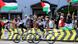 Manifestantes com bandeiras palestinas em competição de ciclismo