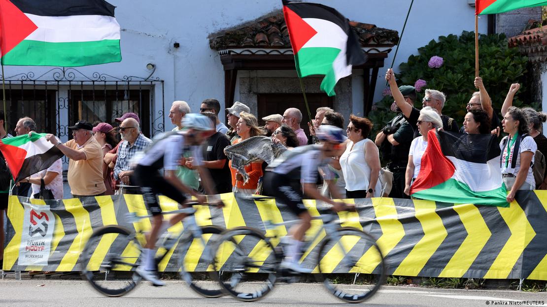 Manifestantes com bandeiras palestinas em competição de ciclismo