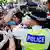 Agentes de Scotland Yard enfrentándose a manifestantes en Londres.