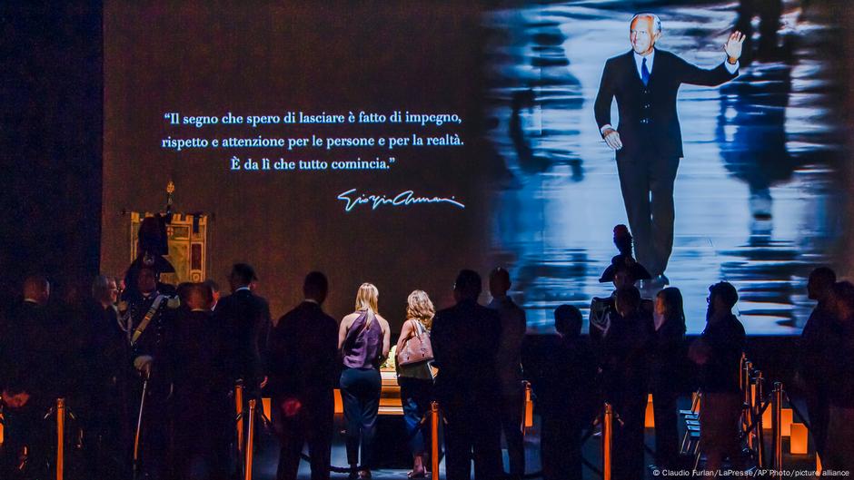 Mourners pay their respects to Giorgio Armani in Milan – DW – 09/06/2025