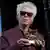 Jim Jarmusch, director de "Father Mother Sister Brother", con el León del Oro de Venecia en sus manos.